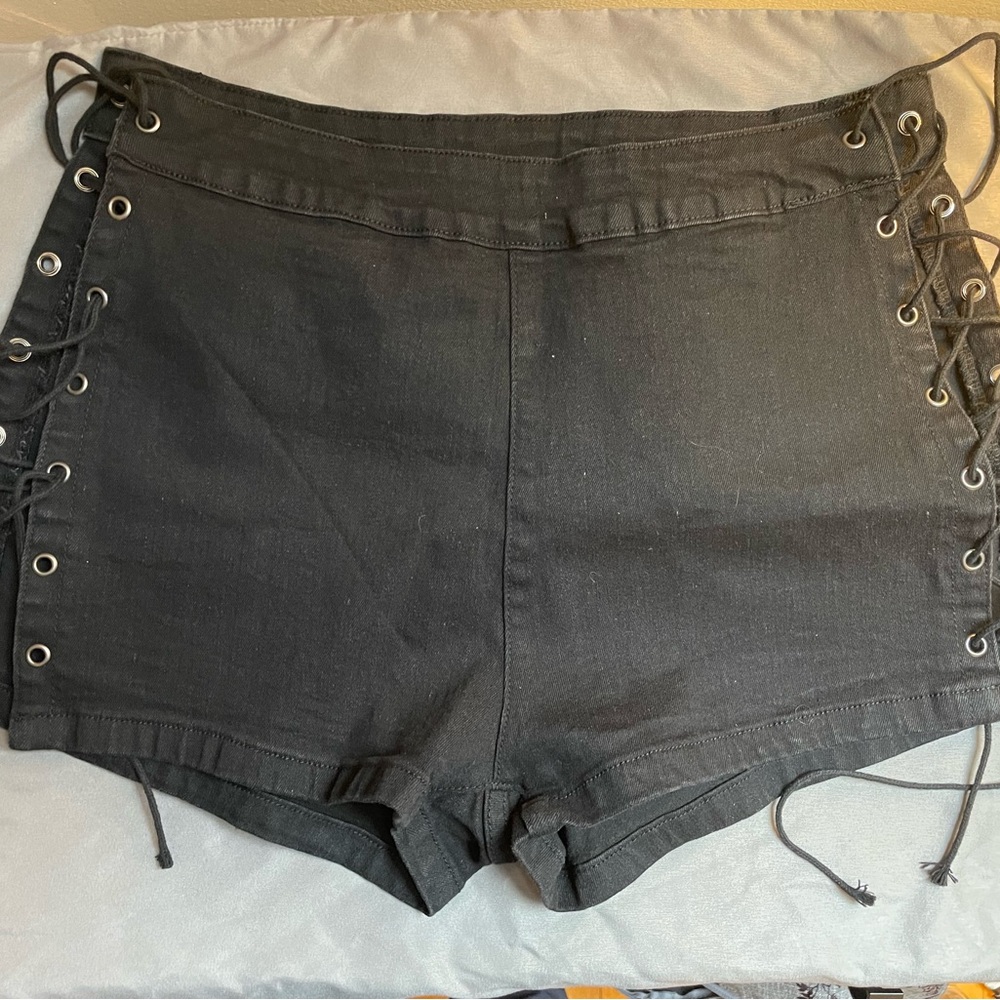 Stylish  Black Lace-Up Women Shorts